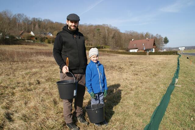 Oliver Stangl und Sohn Moritz sind neben vielen Ehrenamtlichen im Einsatz. | Foto: Anna Kaufmann