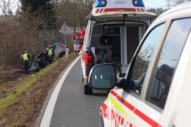 Ein Lenker kam mit seinem Fahrzeug in Gunskirchen von der Fahrbahn ab. Der Pkw rammte alles, was ihm im Weg stand.  | Foto: laumat.at