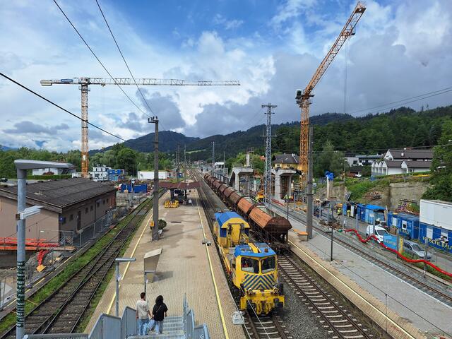 Bereits seit fast eineinhalb Jahren laufen die Arbeiten für den neuen barrierefreien Bahnhof Fritzens-Wattens auf Hochtouren. | Foto: ÖBB