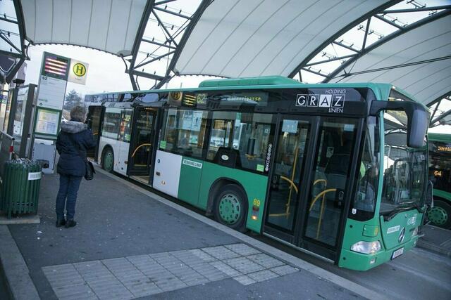 Beim Anfahren des Busses wurde die Frau zu Boden gezogen und schwer verletzt. (Symbolfoto) | Foto: Prontolux/meinbezirk