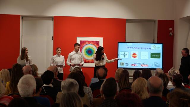 Die HAK-Schülerinnen und -Schüler präsentierten die Teilnehmerinnen und stellten ihre Junior-Companys vor. | Foto: Schrapf