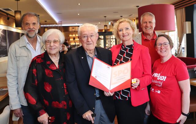 Pepi Kopsche, im Bild mit Gattin Edith, wurde von Gerald Murlasits (li), Karin Greiner, Günther Bauer und Sandra Kollmann für 70 Jahre Treue zur Sozialdemokratie geehrt. | Foto: Edith Ertl
