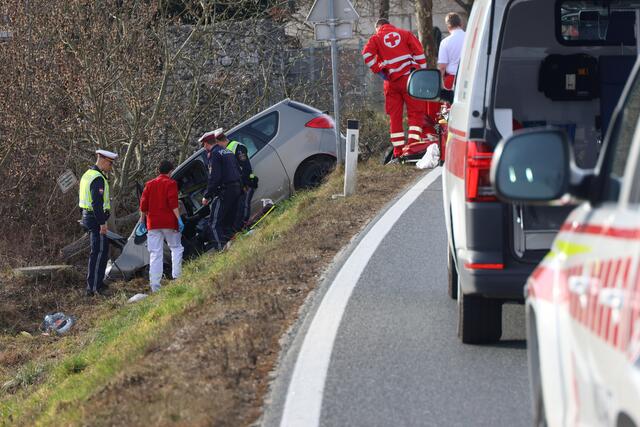 Ein Lenker kam mit seinem Fahrzeug in Gunskirchen von der Fahrbahn ab. Der Pkw rammte alles, was ihm im Weg stand.  | Foto: laumat.at