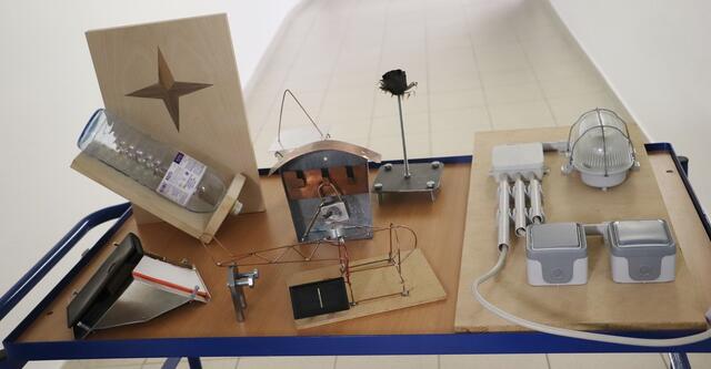 Eine Ausstellung zeigte von Schülern angefertigte Werkstücke wie eine Elektroinstallation (li), Schlüsselbrett, solarbetriebenen Hubschrauber, Handy- und Flaschenhalter und eine Rose aus Messing.  | Foto: Edith Ertl