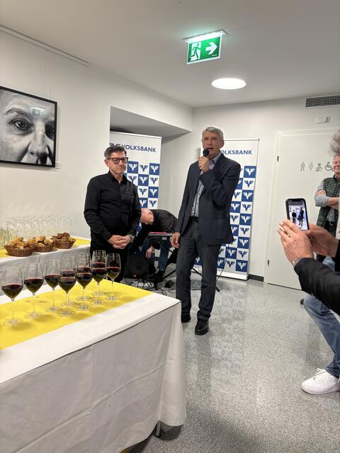 Bürgermeister Vinzenz Knor eröffnete die Ausstellung von Fotograf Erwin Muik. 