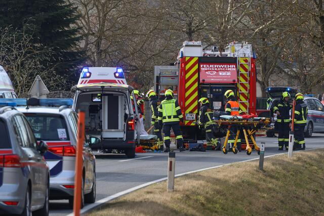 Ein Lenker kam mit seinem Fahrzeug in Gunskirchen von der Fahrbahn ab. Der Pkw rammte alles, was ihm im Weg stand.  | Foto: laumat.at