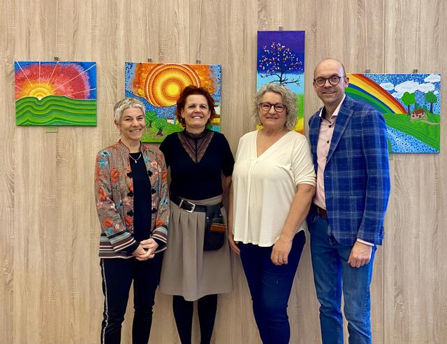 Petra Pressnitz (2. v. l.) feiert im Kleiner Café Jahr für Jahr den Weltfrauentag. Heuer wurde die Veranstaltung mit einer Vernissage von Margit Sailfelner (3. v. l.) begleitet. Mit dabei waren auch Erika Hütter vom Weiberhof und der Großkleiner Bürgermeister Christoph Zirngast. | Foto: Pressnitz