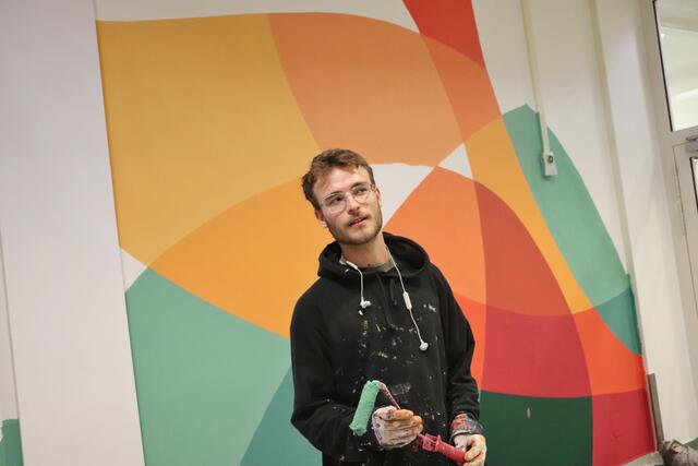 Florian Perl ist freischaffender Künstler. Er wurde mit der künstlerischen Gestaltung der PTS beauftragt. Nach einem Grobkonzept war der Künstler in der Gestaltung frei. Mit seinem Werk will er Offenheit widerspiegeln. "ich möchte nicht zu konkret sein", sagte der Künstler. Jeder solle frei in der Interpretation sein. www.seas.gallery  | Foto: Edith Ertl