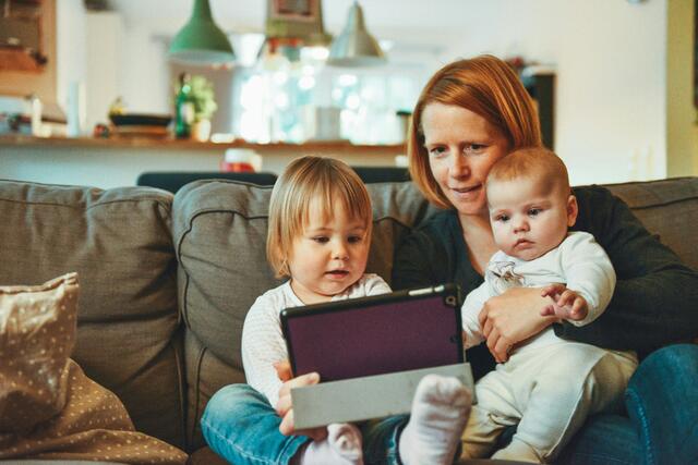 Care-Arbeit ist mitunter ein Grund für die Einkommensschere zwischen Frau und Mann. | Foto: Symbolfoto: Unsplash