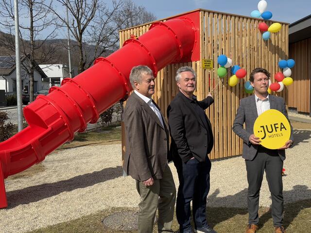 GF der JUFA Hotels Gerhard Wendler, Bürgermeister der Stadt Weiz Ingo Reisinger und Hoteldirektor Mario Stanek (v.l.) bei der Eröffnung in Weiz | Foto: MeinBezirk/Hofmüller