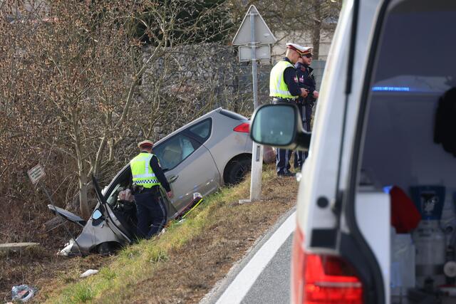 Ein Lenker kam mit seinem Fahrzeug in Gunskirchen von der Fahrbahn ab. Der Pkw rammte alles, was ihm im Weg stand.  | Foto: laumat.at