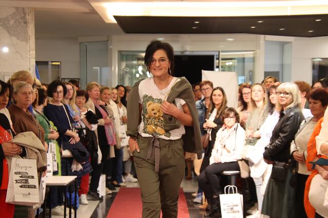 Elisabeth bei der Präsentation der neuesten Fashion-Trends.