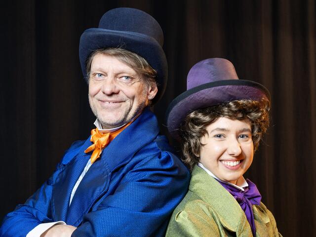 Weinberl (Gerald Gundacker) zieht mit Lehrbub Christopherl (Kathrin Poinstingl) los, um sich in der Stadt einen Jux zu machen. | Foto: Michael Welz