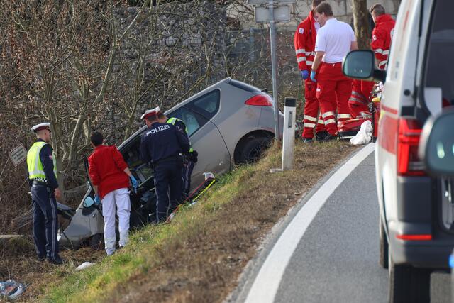Ein Lenker kam mit seinem Fahrzeug in Gunskirchen von der Fahrbahn ab. Der Pkw rammte alles, was ihm im Weg stand.  | Foto: laumat.at