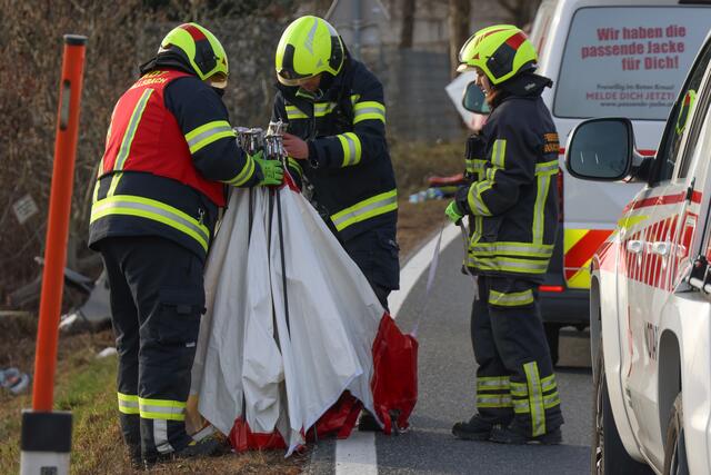 Ein Lenker kam mit seinem Fahrzeug in Gunskirchen von der Fahrbahn ab. Der Pkw rammte alles, was ihm im Weg stand.  | Foto: laumat.at