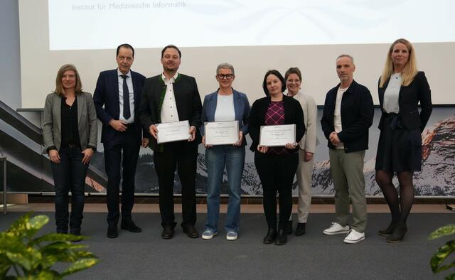 (v.l.) Juryvorsitzende Dr. Sibylle Puntscher und UMIT TIROL-Rektor Univ.Prof. i.R. Dr. Rudolf Steckel (l.) gratulierten, Ass.-Prof. DI Dr. Michael Netzer, Ass.-Prof. Mag. Dr. Christiane Kreyer und Univ.-Ass. Ing. Elisabeth Holzer, MScN zum Lehrepreis. Weiters gratulierten Dr. Karoline Schermann (Leitung ZLD), Senatvorsitzender Univ.-Prof. Dr. Gerhard Müller und Dorothea Schmelzer MSc (Geschäftsstelle ZLD)  | Foto: UMIT TIROL/Kern