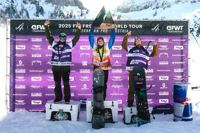 Siegerehrungen im Zielgelände (Snowboard Damen). | Foto: FWT/Bernard