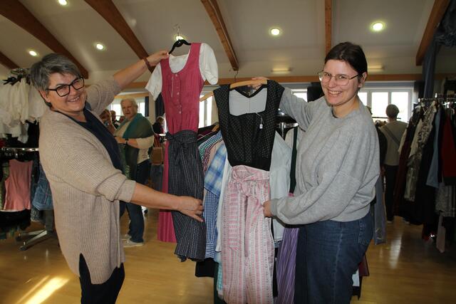 auf der Suche nach einem neuen Dirndl.
Anita und Eva Waltenberger aus St. Thomas