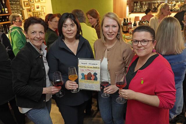 Von vier Frauen wurde in Sissis Weinbar ein Netzwerktreffen zum Weltfrauentag organisiert. Austausch, Verständnis und Ermutigung standen am Programm. | Foto: Woche
