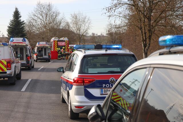 Ein Lenker kam mit seinem Fahrzeug in Gunskirchen von der Fahrbahn ab. Der Pkw rammte alles, was ihm im Weg stand.  | Foto: laumat.at