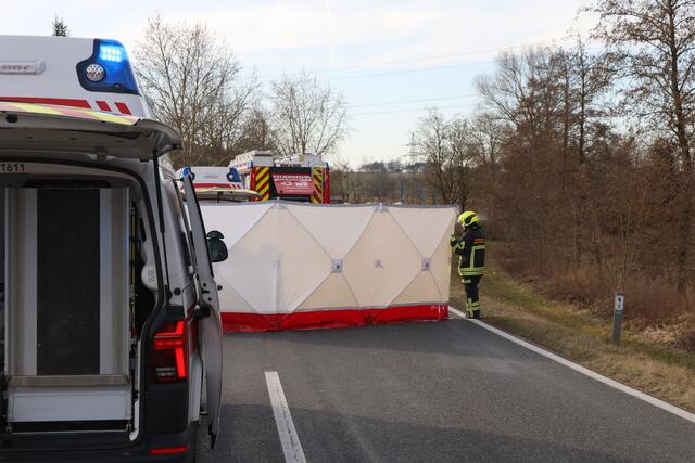 Ein Lenker kam mit seinem Fahrzeug in Gunskirchen von der Fahrbahn ab. Der Pkw rammte alles, was ihm im Weg stand.  | Foto: laumat.at