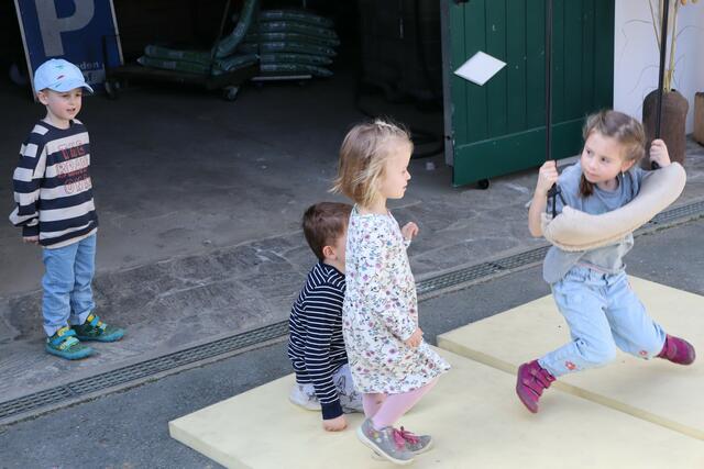 Schaukeln, hüpfen und zeichnen zum Gaudium der Kinder | Foto: Langmann