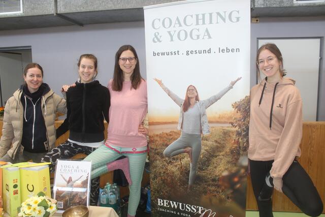 Linda und Sandra Hochmayer, Meret Hirschbrich und Victoria Hochmayer beim Morgenyoga. (v.l.nr.) | Foto: arbes