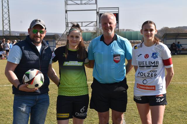 Matchpatronanz: René Höfer, Ines Ebner (Kapitänin Stallhofen), Schiedsrichter Gernot Reinprecht, Maike Groszmann (Kapitänin Südburgenland 1b) | Foto: Michael Strini