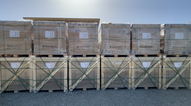 Noch sind sie gut verpackt, die 5.000 Photovoltaik-Module.  | Foto: Koidl