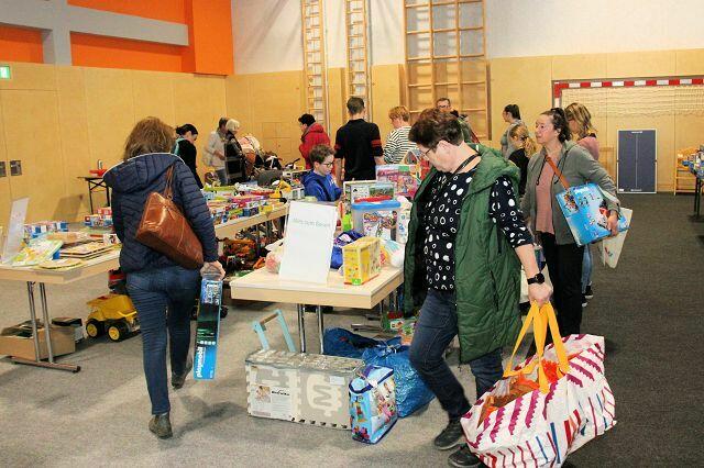 An beiden Tagen kamen viele Käuferinnen und Käufer nach Mooskirchen. | Foto: Cescutti