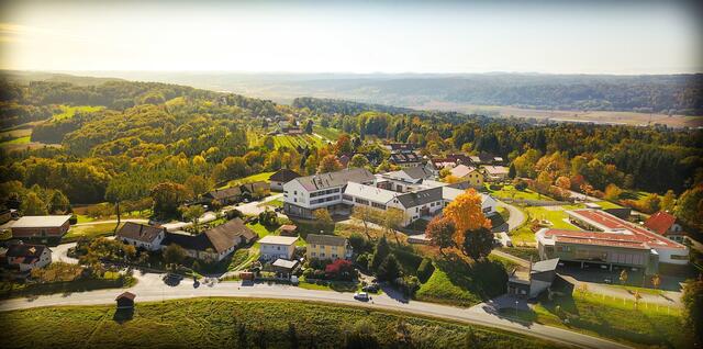 In Hofstätten an der Raab wird nicht nur auf erneuerbare Energien gesetzt, auch naturnahe Projekte werden umgesetzt und ein Elektrobus ist im Anmarsch. | Foto: zVg