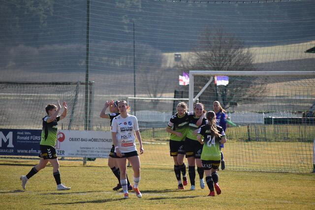 Frühe Führung für die Gäste durch Christina Fandl. | Foto: Michael Strini