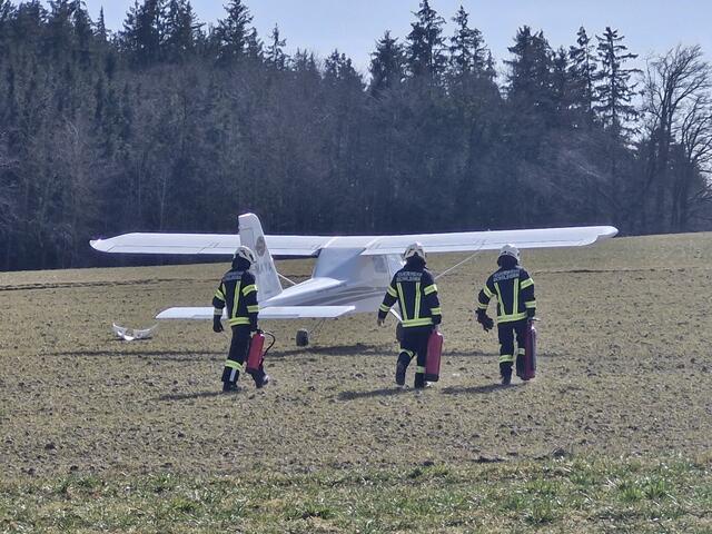 In Schildorn ist am 9. März 2025 ein Pilot mit seinem Leichtflugzeug notgelandet. Er blieb unverletzt. Die Maschine hatte einen Motordefekt. | Foto: TEAM FOTOKERSCHI / FEUERWEHR SCHILDORN