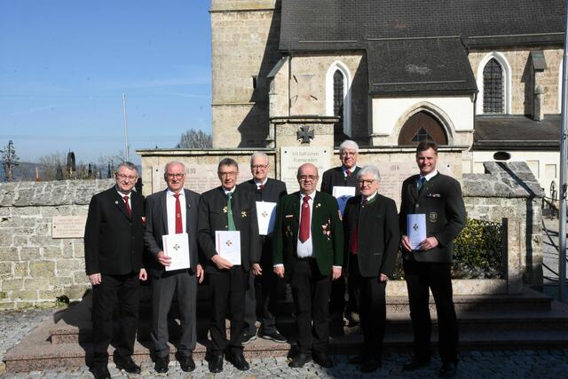 v.l.n.r.: Bgm. Robert Wimmer, David Valentin, Anton Landrichinger, Stephan Waser (2.Reihe), Bobm. Kendlbacher, Hubert Schachinger (2.Reihe), Präs. Anton Hüttmayr, Werner Gmailbauer   | Foto: Kameradschaftsbund