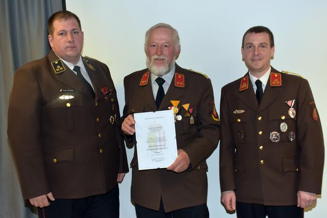 Florian Klampfer ist 50 Jahre aktiv bei der FF Riedersdorf. Philipp Furtlehner, links, Daniel Höbarth, rechts.  | Foto: Robert Zinterhof