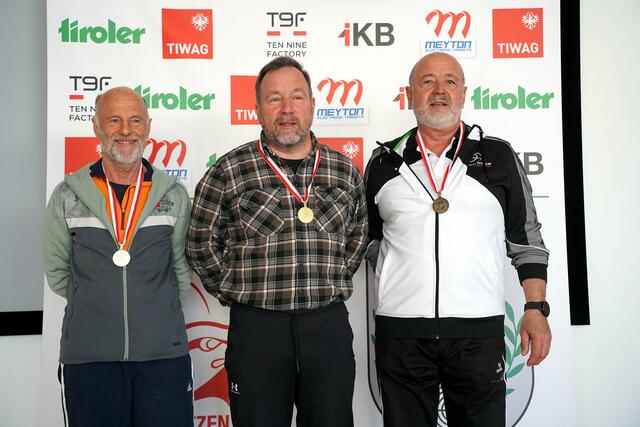 Michael Jäger (Mitte - SG Imst) konnte bei den Senioren 2 Sitzend frei mit dem Luftgewehr Gold und den Titel des Tiroler Landesmeisters 2025 gewinnen | Foto: Christian Kramer / TLSB