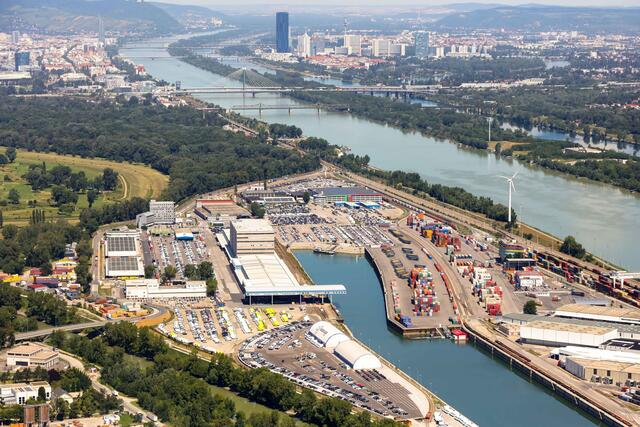 Der Hafen Wien etablierte sich als großer Umschlagsplatz am Wasser. | Foto: Stadt Wien/Christian Fürthner