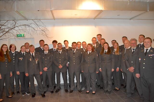 Abteilungskommandant Mario Pagitsch (rechts) und AbtKdt Stv Judith Gruber (links) mit den Beförderten, Ausgezeichneten und Geehrten, die am Abend anwesend waren | Foto: Rotes Kreuz Salzburg - Lungau