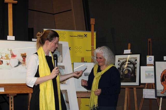 Charmant leitete die Soroptimisten-Präsidentin Frederike Gillissen die Verlosung (links) im Bild mit Linda Wallner-Coen  | Foto: mc