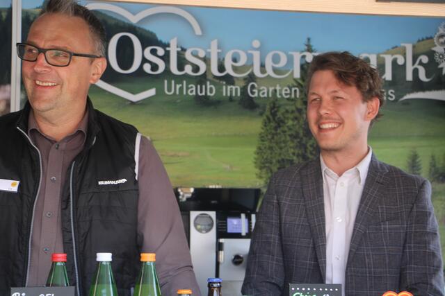 Für die Kinder gab es bei der Eröffnung Gratis Frankfurter und Hot Dog. | Foto: MeinBezirk/Hofmüller