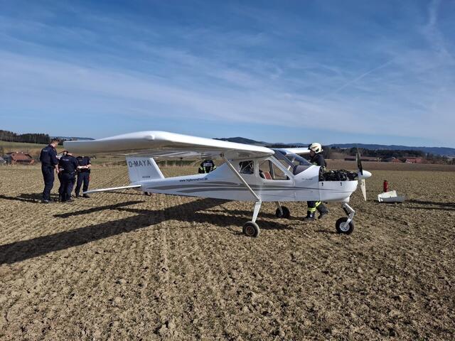 Dem Piloten gelang es, sein Leichtflugzeug nach einem Motorausfall sicher auf den Boden zu bringen.  | Foto: TEAM FOTOKERSCHI / FEUERWEHR SCHILDORN