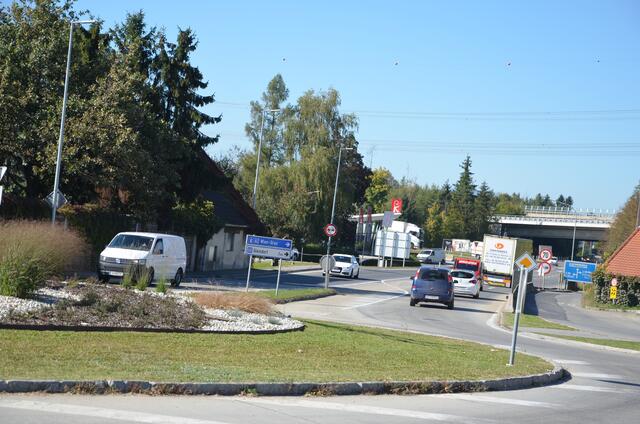 Für die Autobahn A2 bei Gleisdorf Süd soll der Park und Ride-Platz Pendler dabei unterstützen, Fahrgemeinschaften zu bilden und den Verkehr zu entlasten. | Foto: zVg