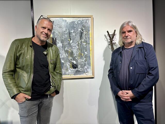 Literatur trifft Kunst: Bernhard Aichner (links) und Heinz Janisch stellen im Con Clusius erstmals gemeinsam Schriftbilder und Objekte aus.