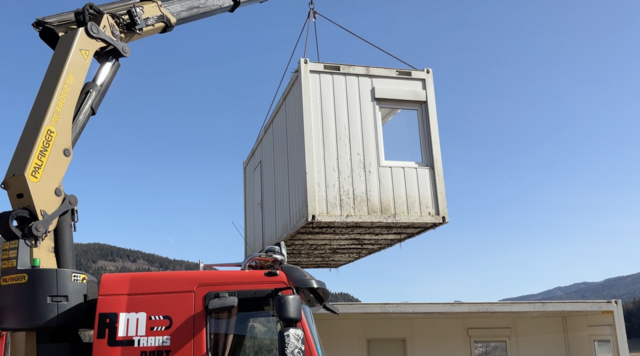 Anlieferung einiger Baustellencontainer.  | Foto: Koidl