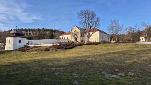 09.03.2025 das Schloss wurde nach seinem Tod umgebaut, eine kleine Kirche errichtet und ein Kloster gegründet.