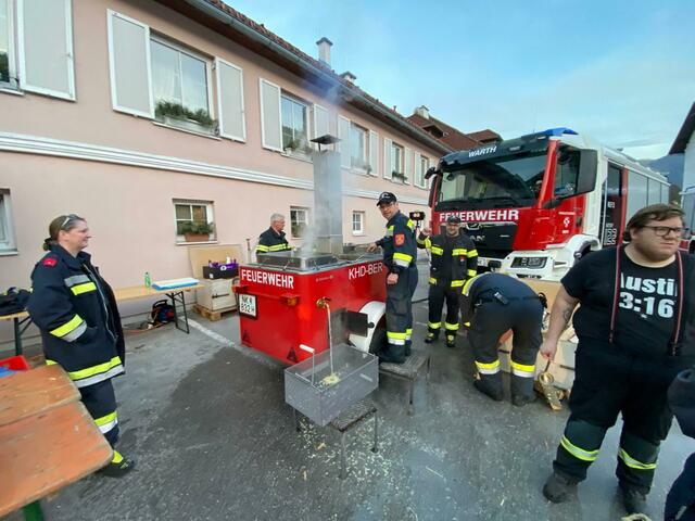 Kochen für die Einsatzkräfte mit der Glulaschkanone. | Foto: Peter Lepkowicz/privat