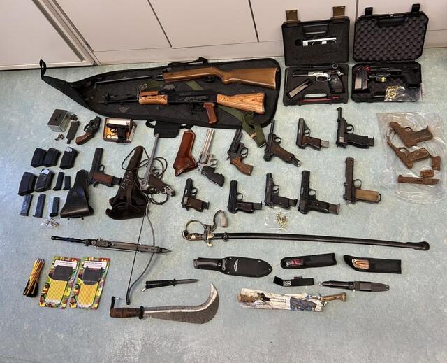 Wie das Innenministerium bekanntgab, wurden zuletzt bei einer großen Razzia einige illegale Schusswaffen sowie NS-Devotionalien gefunden und sichergestellt. | Foto: DSN
