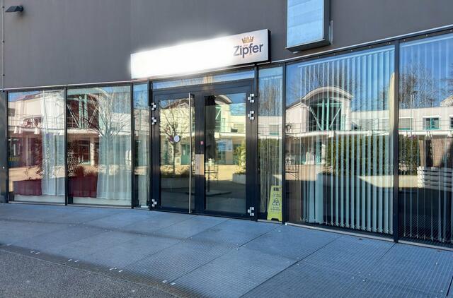 Der Café-Inhaber stellte sich dem Jugendlichen mit der Pistole vor dem Lokal entgegen. Dabei wurde der Mann leicht verletzt.  | Foto: TEAM FOTOKERSCHI / WERNER KERSCHBAUMMAYR