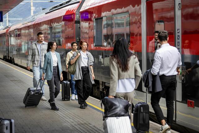 Im Jahr 2024 haben die ÖBB einen neuen Rekord erzielt: Mehr als 511 Millionen Reisende nutzten Bus und Bahn, wodurch erstmals die Marke von einer halben Milliarde Fahrgästen überschritten wurde. | Foto: ÖBB