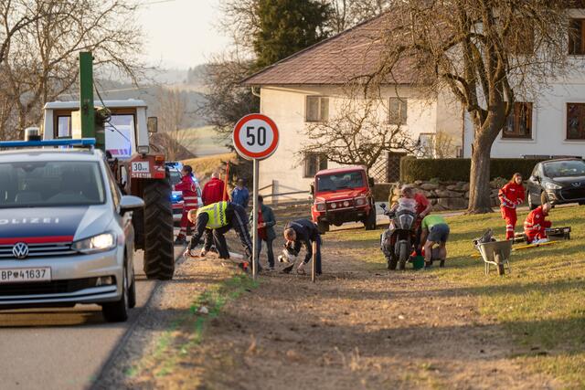 Im Gemeindegebiet von Eidenberg kam der Motorradlenker im Auslauf einer leichten Linkskurve auf das Straßenbankett. Er stieß gegen ein Verkehrsschild, stürzte und überschlug sich mit dem Motorrad.  | Foto: TEAM FOTOKERSCHI / MARTIN SCHARINGER